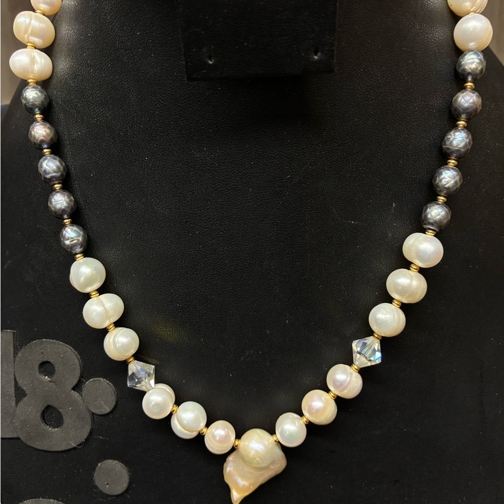 Elegant Pearl and Crystal Necklace